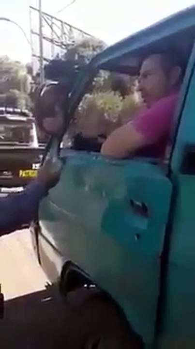 Caminera a patadas hace controles