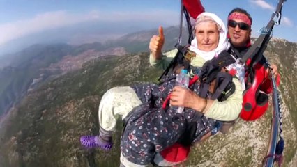 87 Yaşında Paraşütle Atlayan Halime Nine Fenomen Oldu izleyin