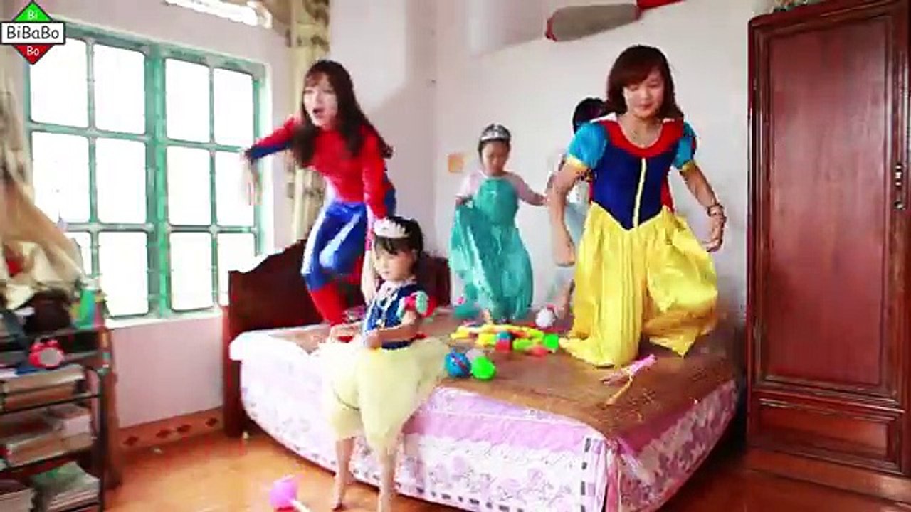 Y médico congelado divertido en en Niños vida poco hombre araña superhéroe Elsa real