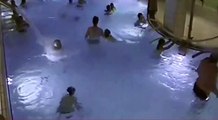 Menino quase morre afogado em piscina enquanto a mãe foi para a sauna