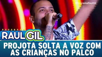 Projota solta a voz junto com as crianças de Raul Gil