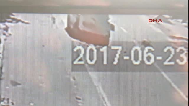 Sakarya Ticari Aracın 2 Çocuğa Çarpma Anı Kameralara Yansıdı