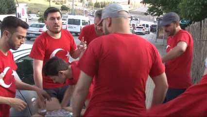 Suriyeli Gençlerden Türk Halkına Misafirperverlikleri İçin Teşekkür Edip İkramda Bulundu