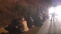 İzmir'de Kamyonetin Kasasında 47 Göçmen Yakalandı
