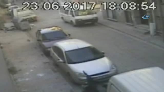 Silahlı Kavga Kamerada: Yoldan Geçen Biri Lise Öğrencisi 2 Kişi Yaralandı