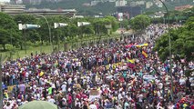 Miles marchan a cuarteles en Venezuela por muertes en protestas