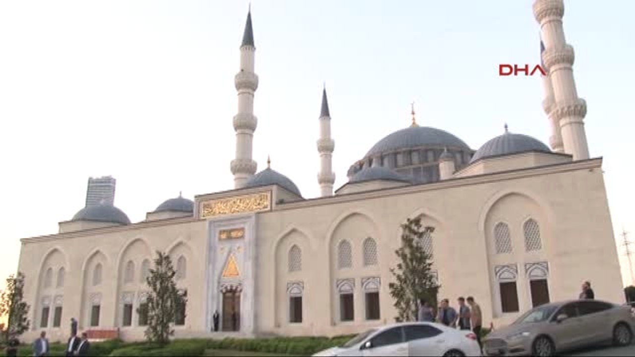 Cumhurbaşkanı Erdoğan Bayram Namazı Için Geldiği Camide Kısa Süreli Rahatsızlık Geçirdi