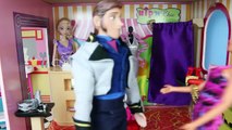BARBIES FUNNY SHOE PROBLEMS! Frozen Prince Hans & Barbie Shop at Mall Doll Parody DisneyC