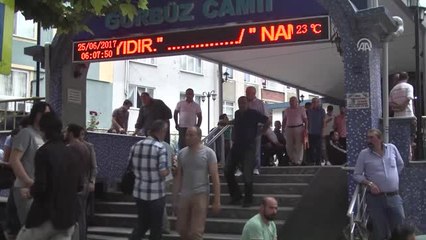 Bakan Kılıç Bayram Namazını Ilkadım Ilçesindeki Gürbüz Camisi'nde Kıldı