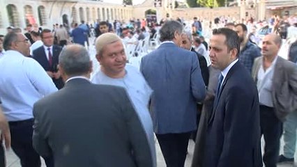 Fatih Camii'nde Bayram Namazı Sonrası Kahvaltı İkramı