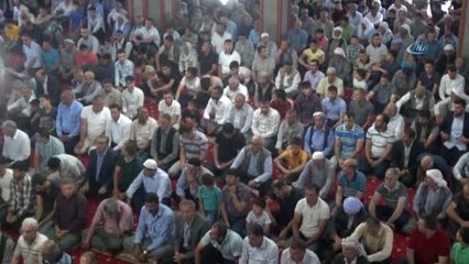 Siverek'te Vatandaşlar Mezarlıklara Akın Etti