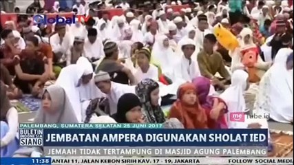 Descargar video: Jamaah Salat Ied Membludak Hingga ke Jembatan Ampera