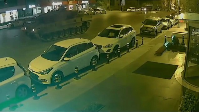 Un abruti s'amuse à passer entre les chenilles d'un char, jusqu'à ce que ..