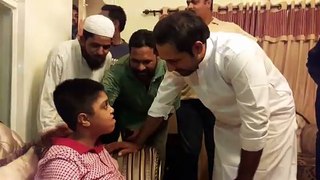 sarfraz Ahmed met his disable fan in his house-humble person