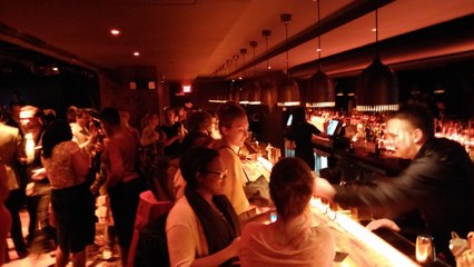 Pas cap' de finir à poil debout sur le bar