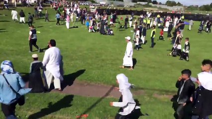 Tải video: URGENT - Grande-Bretagne: Une voiture fonce dans la foule à Newcastle - Plusieurs blessés dont des enfants