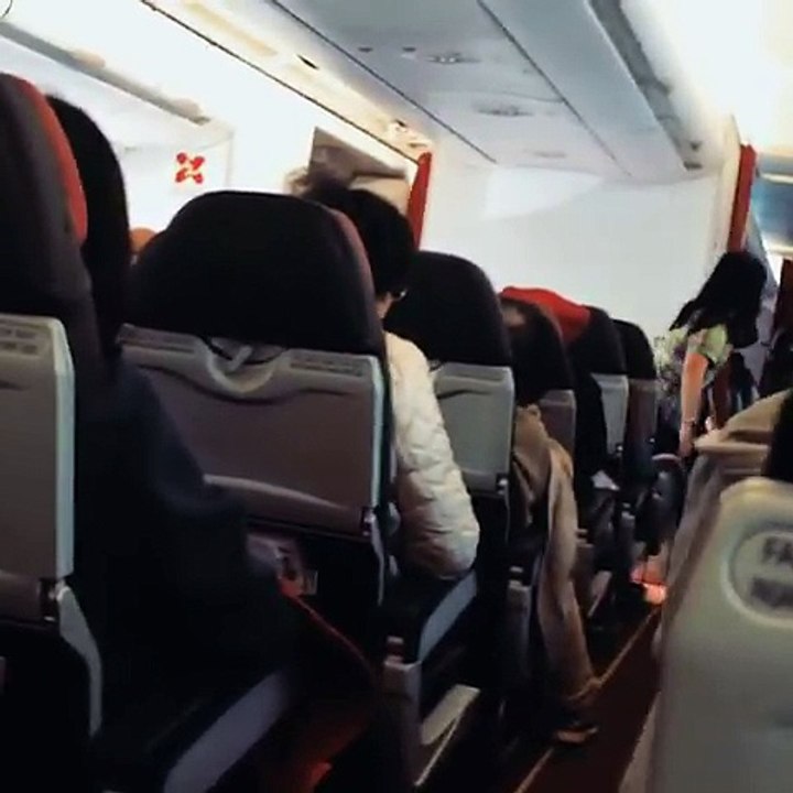 Avião da AirAsia tem turbulência e piloto pede para que passageiros rezem: 'Tremia como uma máquina de lavar'
