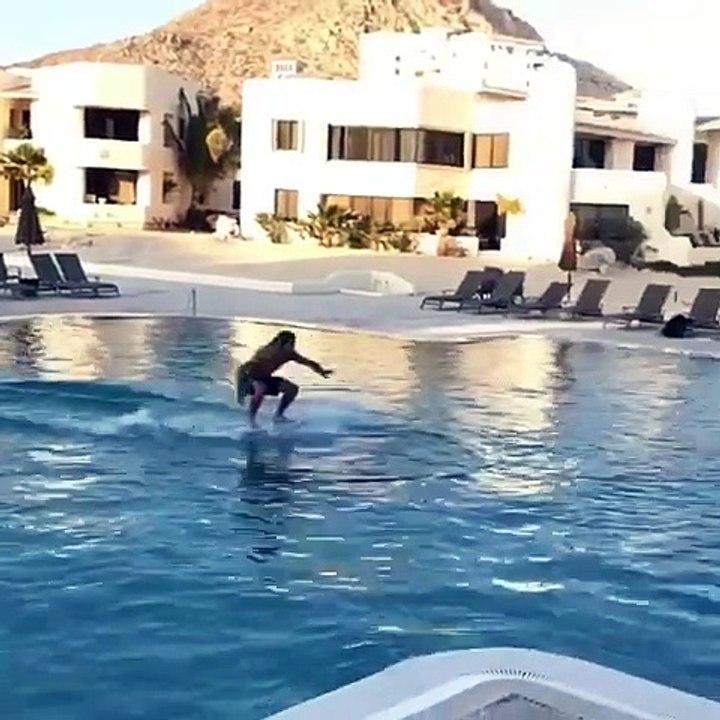 Un surfeur cherche sa bière à l'autre bout de la piscine d'une façon géniale !