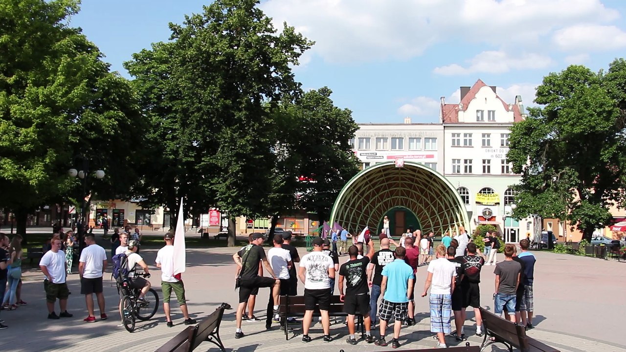 Pro - imigrancka pikieta "partii razem" na Rynku w Dębicy.