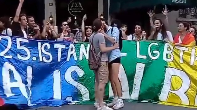 Istanbul: La Gay Pride, violemment réprimée, vue des réseaux sociaux