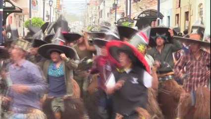 Indígenas de la zona andina de Ecuador hace retumbar la Madre Tierra con su zapateo