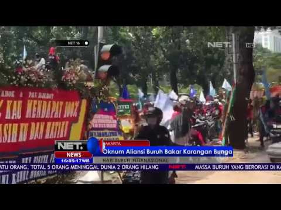 Oknum Aliansi Buruh Bakar Karangan Bunga Ahok Djarot NET16