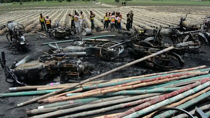 Скачать видео: Explosão de caminhão-tanque deixa mortos e feridos no Paquistão