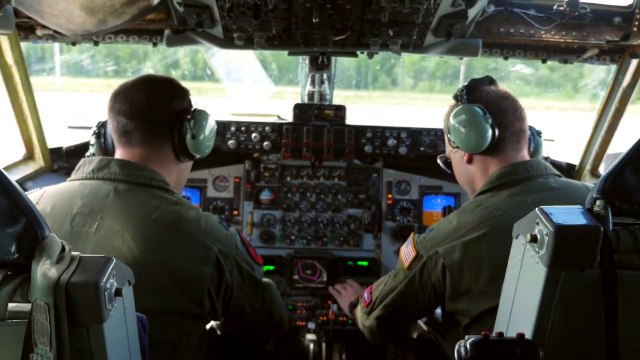 AWESOME HD FOOTAGE! KC-135 Stratotanker Refueling