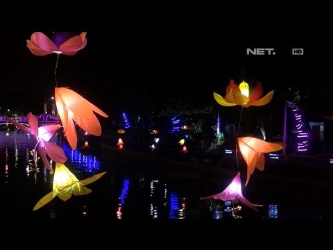 Ratusan Lampion Hiasi Sungai Kalimas di Surabaya - NET5
