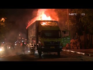 Truk Bermuatan Makanan Ringan Terbakar, Evakuasi Barang Langsung Dilakukan - NET5