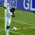 Pogba rentre dans les buts en faisant un dab lors d'un match caritatif