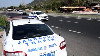 Jandarma'dan Sürücülere Şeker Ikramı