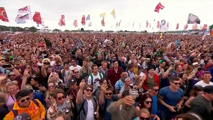 Liam Gallagher sings Don't Look Back In Anger for the 1st time ever