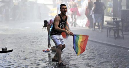 Taksim'de Polis LGBTİ'li Gruba Müdahale Etti: 35 Kişi Gözaltına Alındı