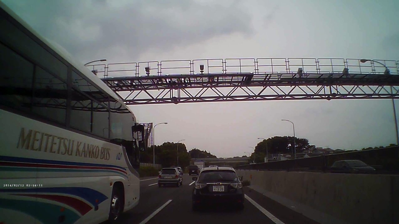 基地外　急な割り込み車