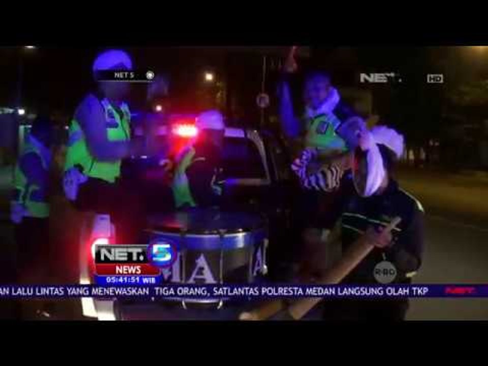 Polisi Berkeliling Bagikan Makanan Sahur - NET5