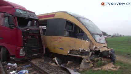 Nehoda kamiónu a osobného vlaku v Zemianskej Olči (08.11.2016)