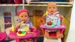 Et bébé poupée poupées manger amusement amusement briller caca pot vase jouet entraînement avec barbie b