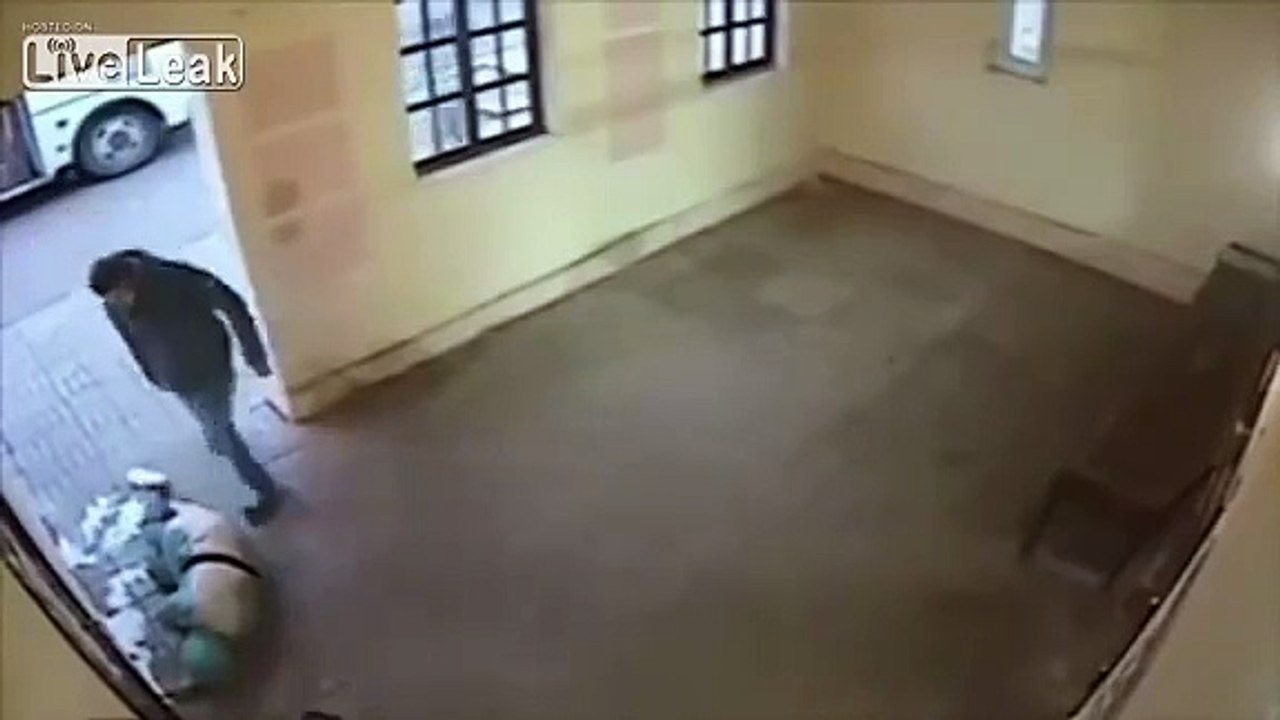 Un homme frappe une femme en pleine rue, mais il va rapidement le regretter!