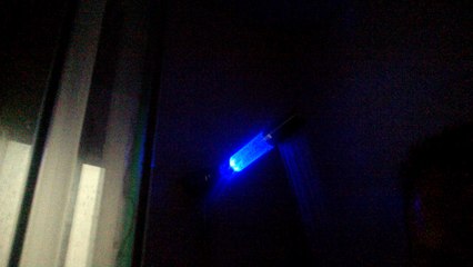 chico sexy en ducha led