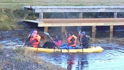 Des touristes chinois sur un kayak