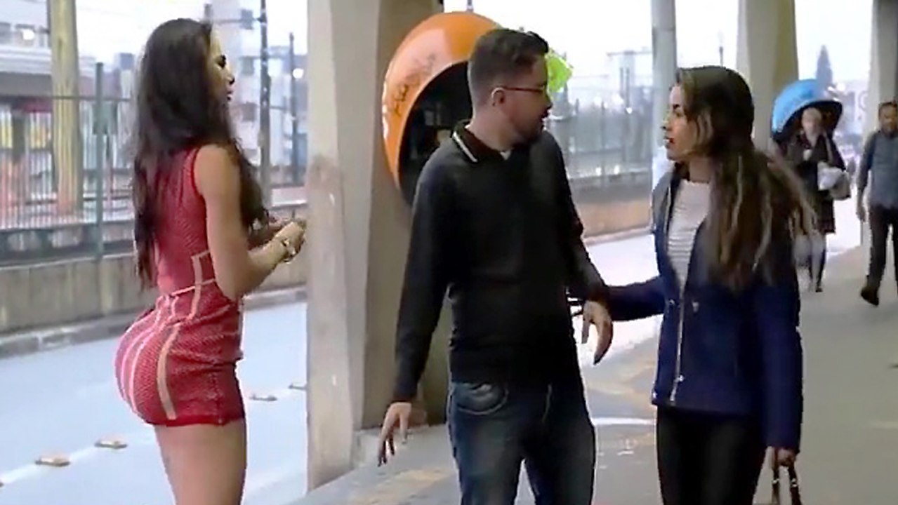 Une jeune femme se penche pour ramasser un papier