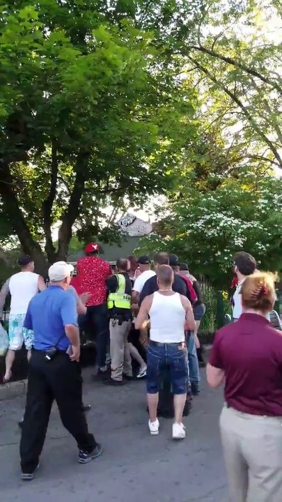 Des visiteurs de ce parc vont sauver une jeune fille coincée sur un manège.