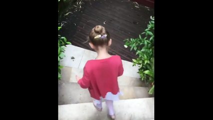 La petite Giulia prépare son spectacle de danse !
