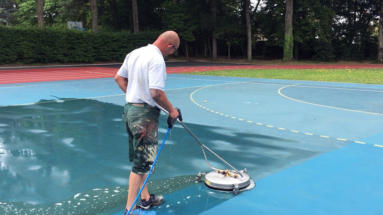 Entretien d'une résine acrylique sur un plateau multisports - Lycée La Joliverie (St Sébastien sur Loire - 44)