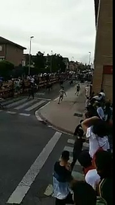 Un joven esquiva la embestida de cuatro toros