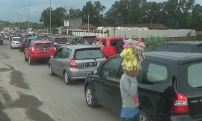 Jalur Wisata Menuju Pantai Anyer Alami Kemacetan