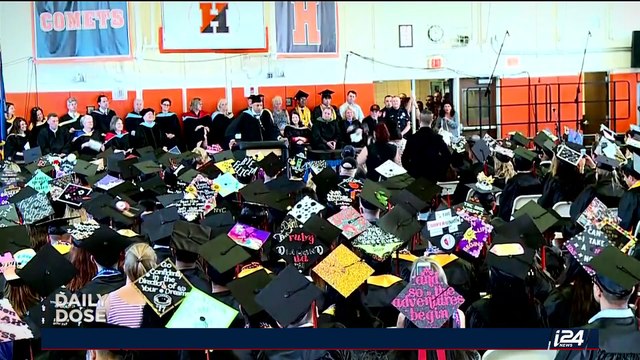 DAILY DOSE | Lorde performs 'Green light' at Glastonbury | Monday, June 26th 2017