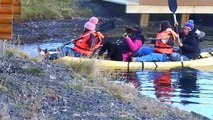 Des touristes chinois ont beaucoup de mal à faire du kayak