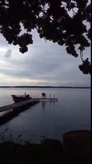 Exploser le ponton de son voisin avec un feu d'artifice... FAIL